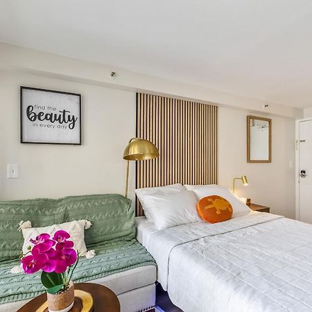 Bright & Cozy Condo Unit With Balcony! ホノルル エクステリア 写真