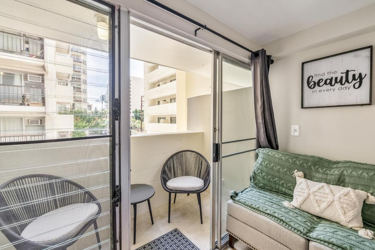 Bright & Cozy Condo Unit With Balcony! ホノルル エクステリア 写真