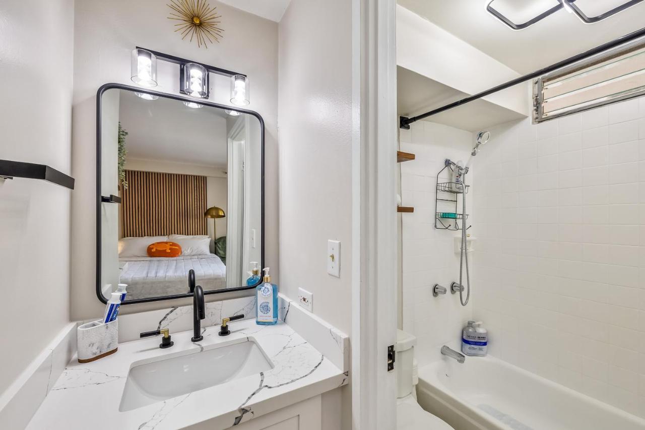 Bright & Cozy Condo Unit With Balcony! ホノルル エクステリア 写真