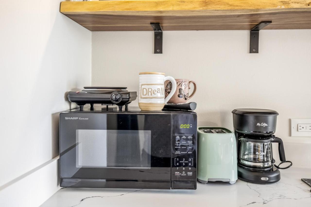 Bright & Cozy Condo Unit With Balcony! ホノルル エクステリア 写真