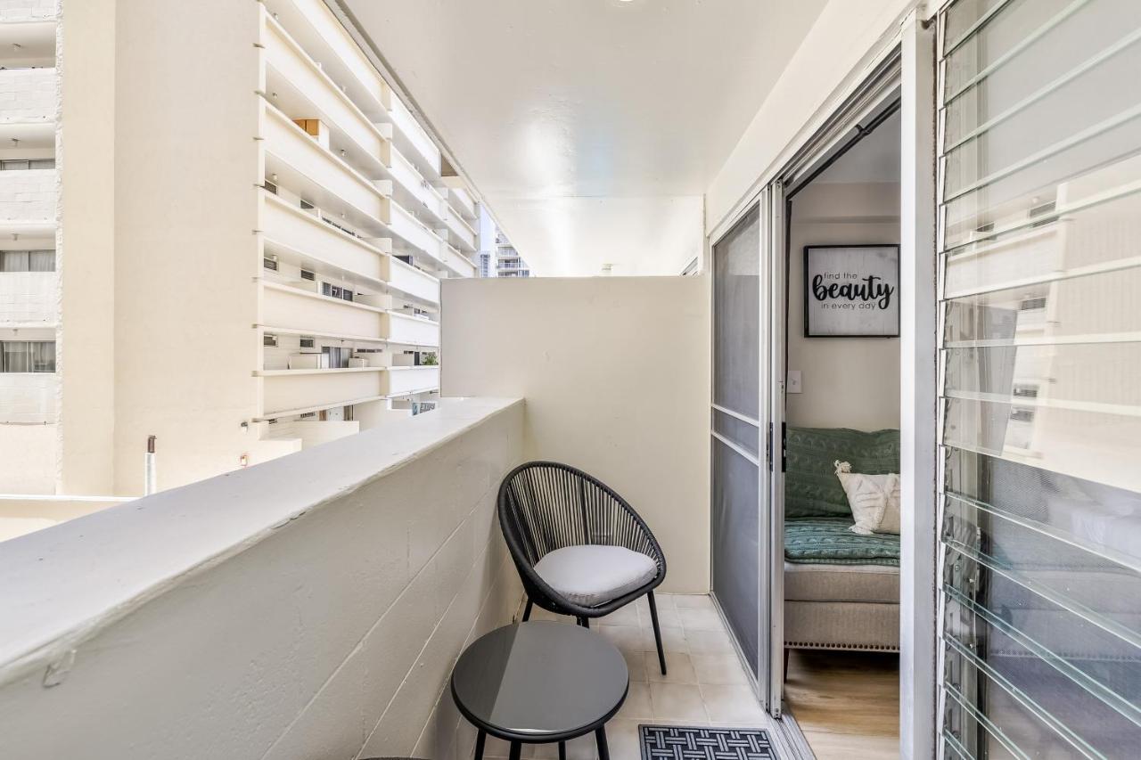 Bright & Cozy Condo Unit With Balcony! ホノルル エクステリア 写真