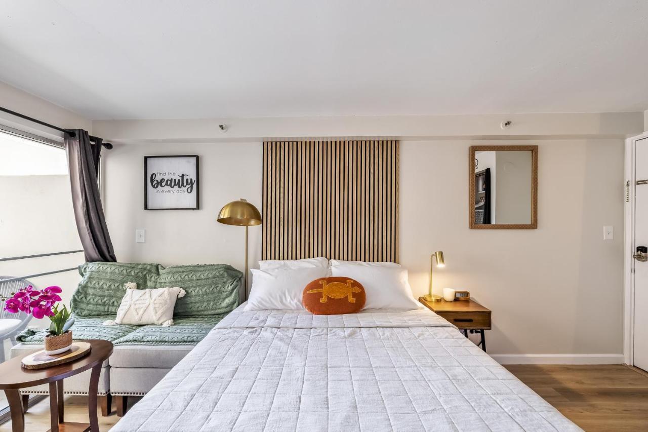 Bright & Cozy Condo Unit With Balcony! ホノルル エクステリア 写真