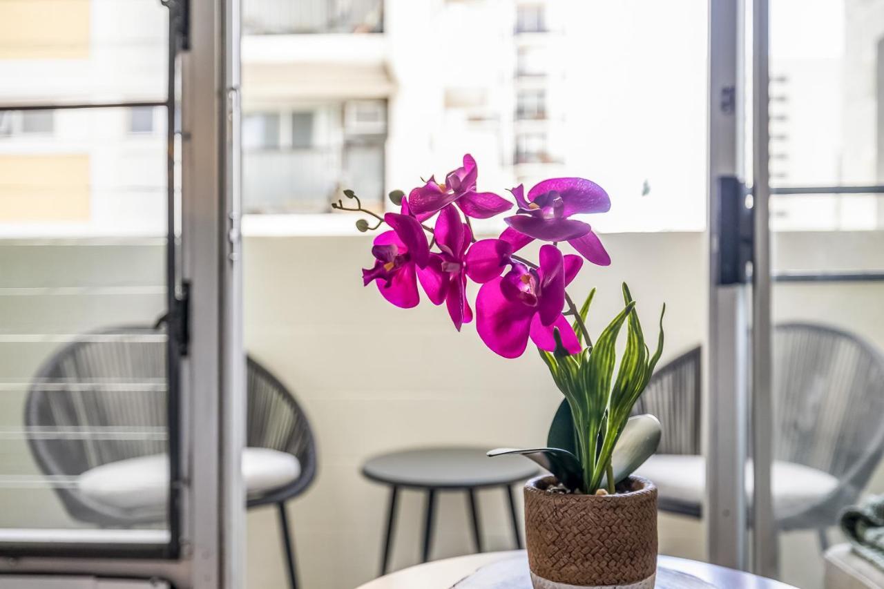 Bright & Cozy Condo Unit With Balcony! ホノルル エクステリア 写真