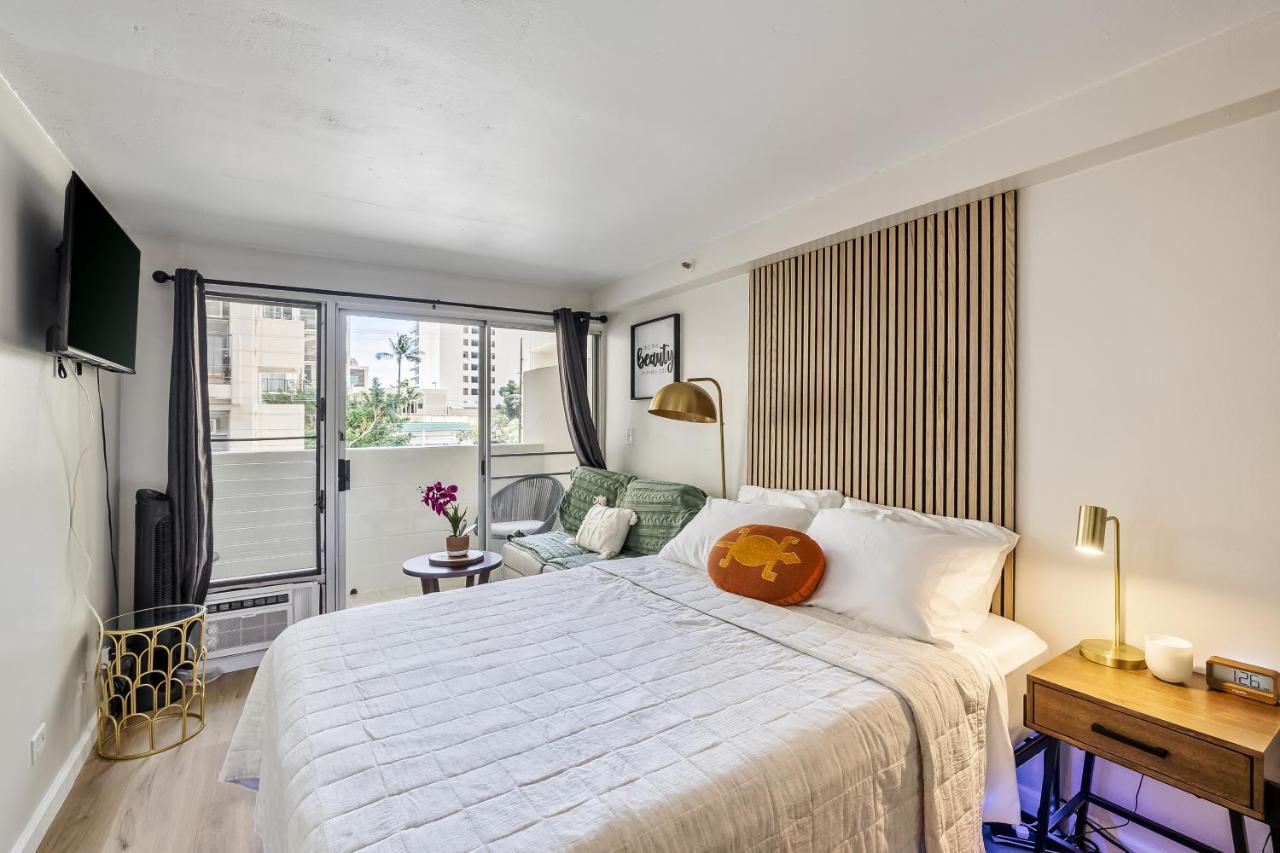 Bright & Cozy Condo Unit With Balcony! ホノルル エクステリア 写真
