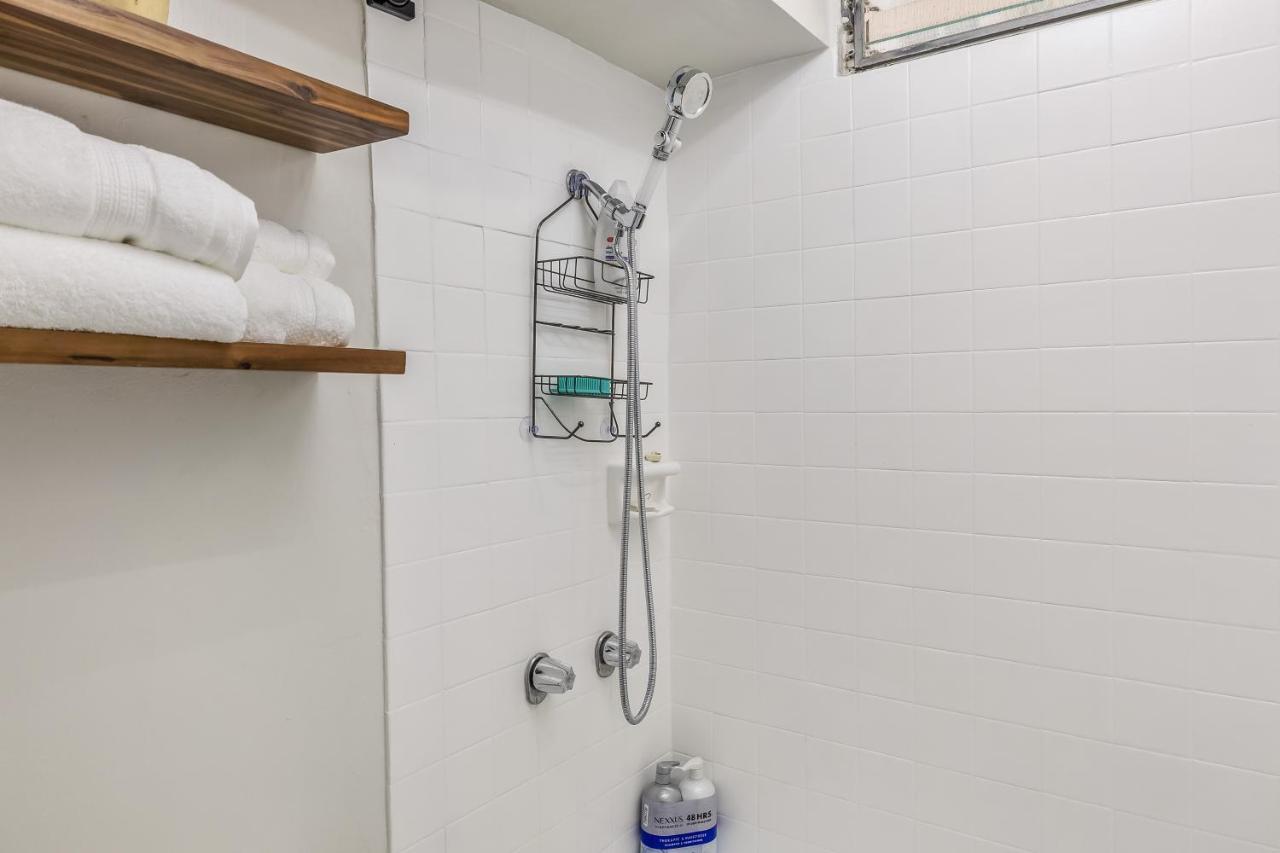 Bright & Cozy Condo Unit With Balcony! ホノルル エクステリア 写真