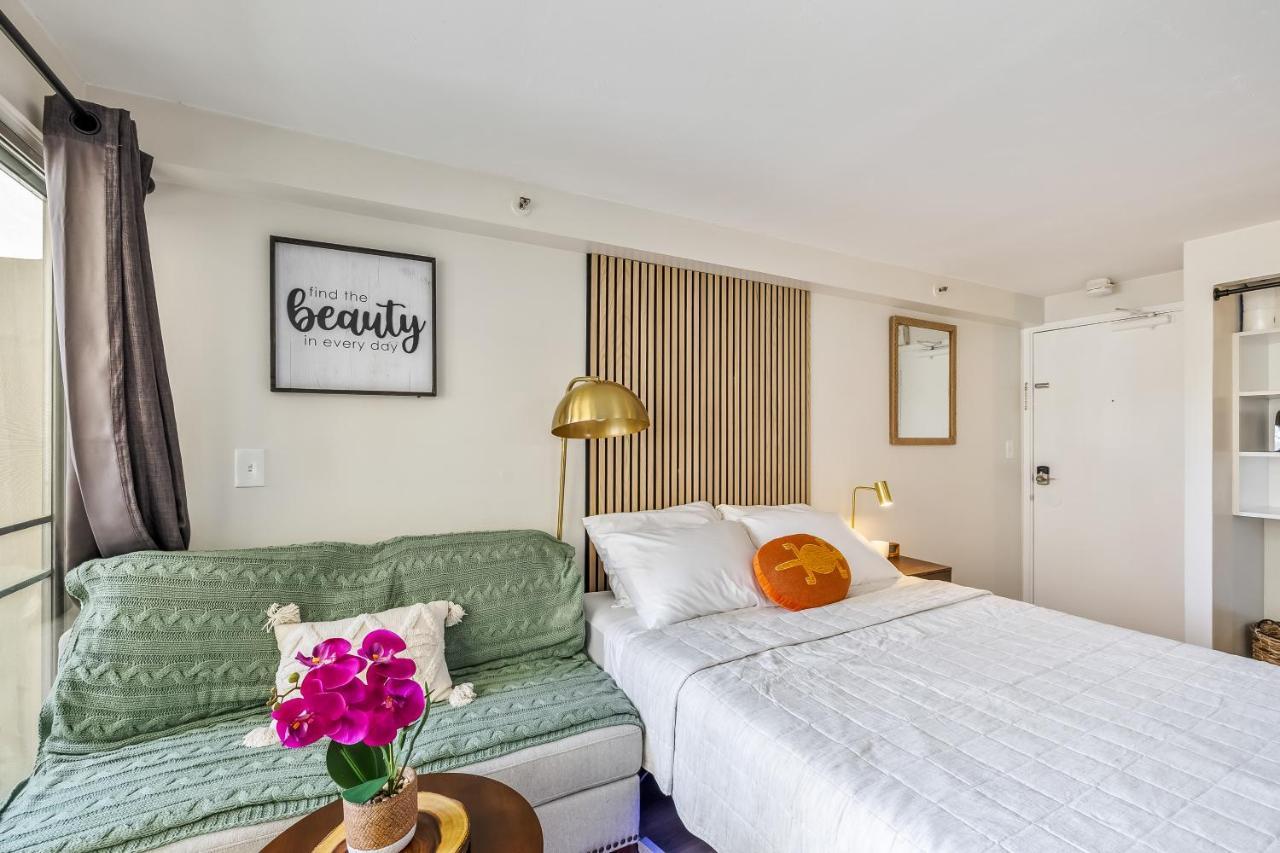 Bright & Cozy Condo Unit With Balcony! ホノルル エクステリア 写真