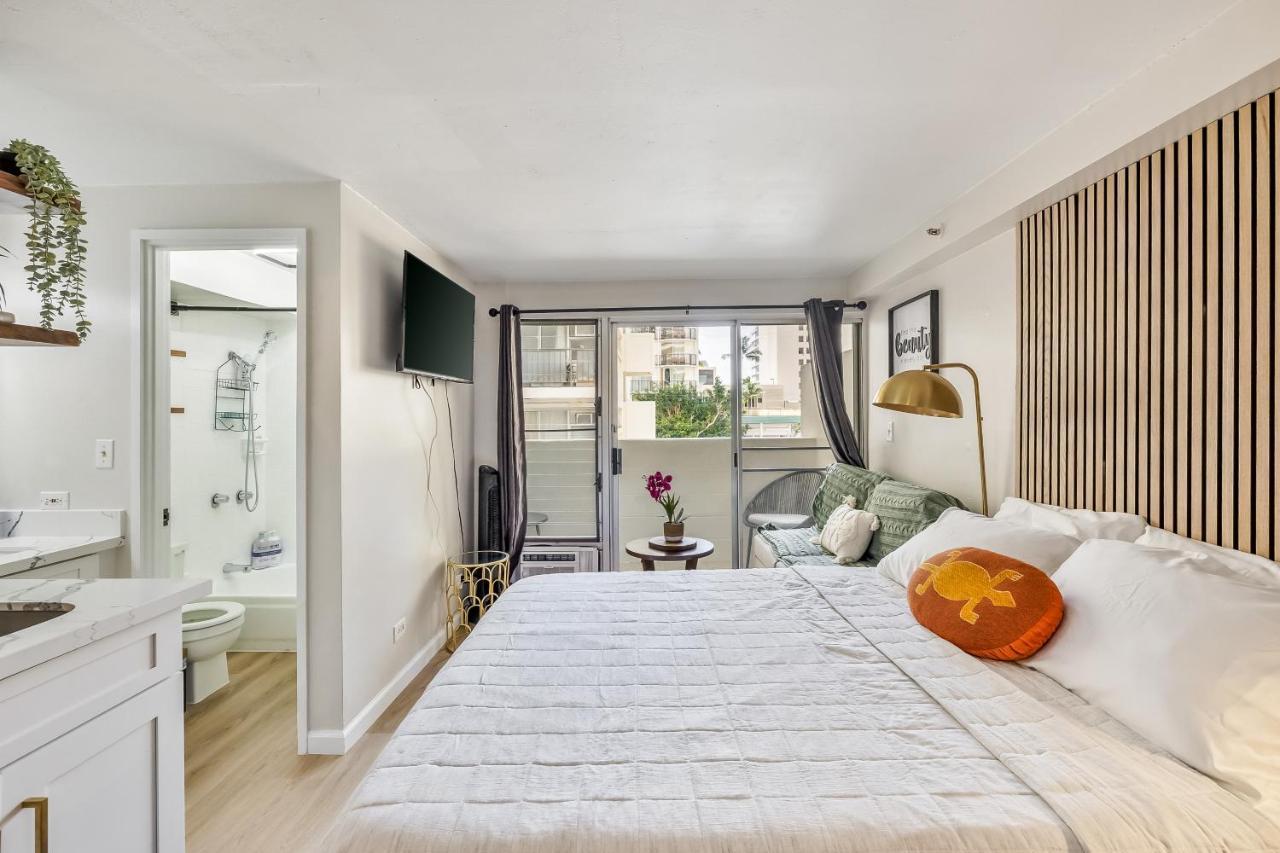 Bright & Cozy Condo Unit With Balcony! ホノルル エクステリア 写真